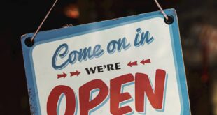 Vintage-style open sign welcoming customers into a Nashville shop. Perfect for illustrating business atmosphere.