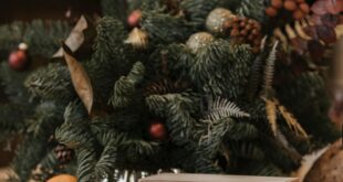 Elegant New Year's Eve table setting with December 31 calendar and festive decorations.